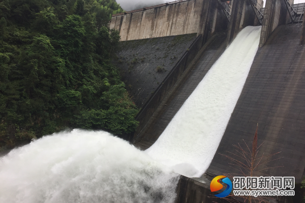 6月28日17:30分大圳水庫(kù)錯(cuò)峰騰庫(kù)泄洪