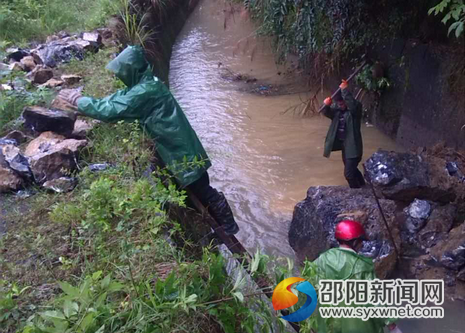 圖為該站共產黨員在清理山體滑坡石塊