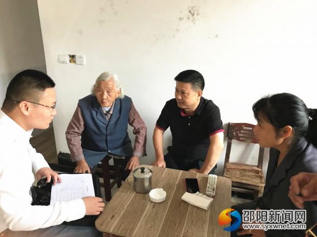 劉凱濤（左三）一行看望慰問雙杏村85歲困難老黨員向開妹（左二）