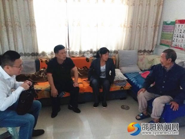 劉凱濤（左二）一行看望慰問88歲老黨員蔣希球（右一）