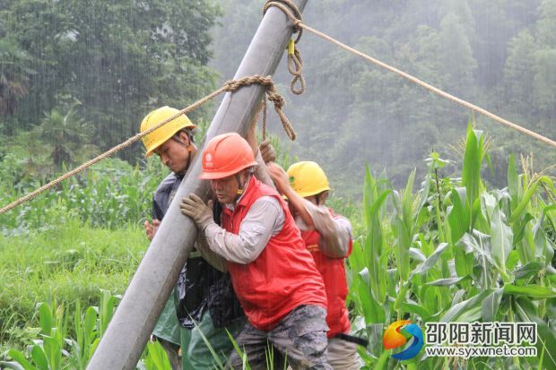 雨中搶修現場