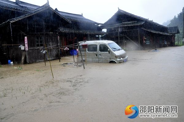 長鋪子苗族侗族鄉(xiāng)瀨瀨水村一居民家中積水