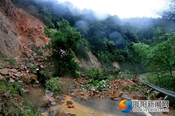 寨市往黃桑道路因山體滑坡被阻 (1)