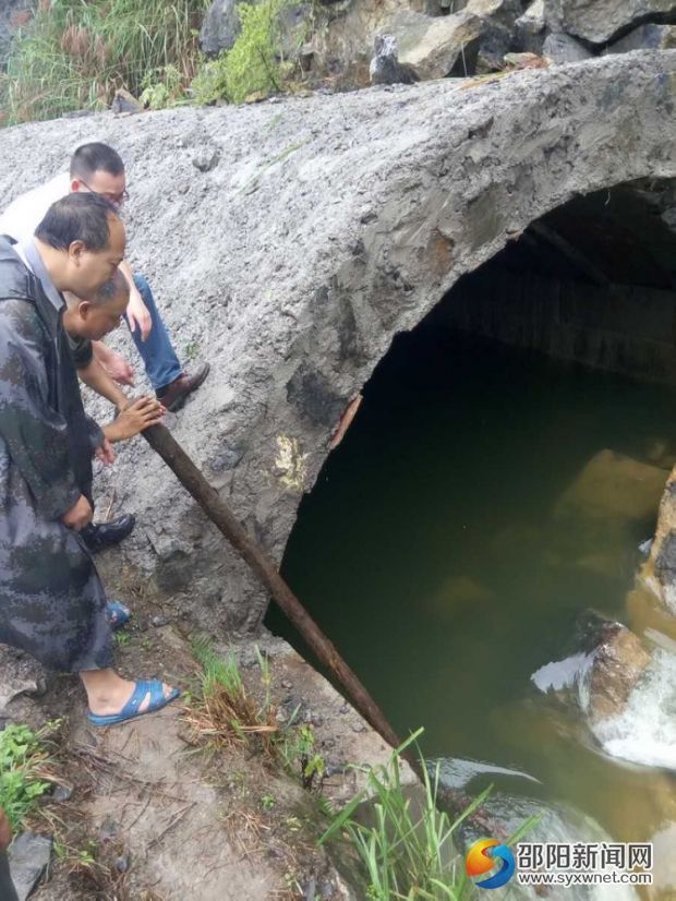 查看險情——渠道輸水嚴重阻塞