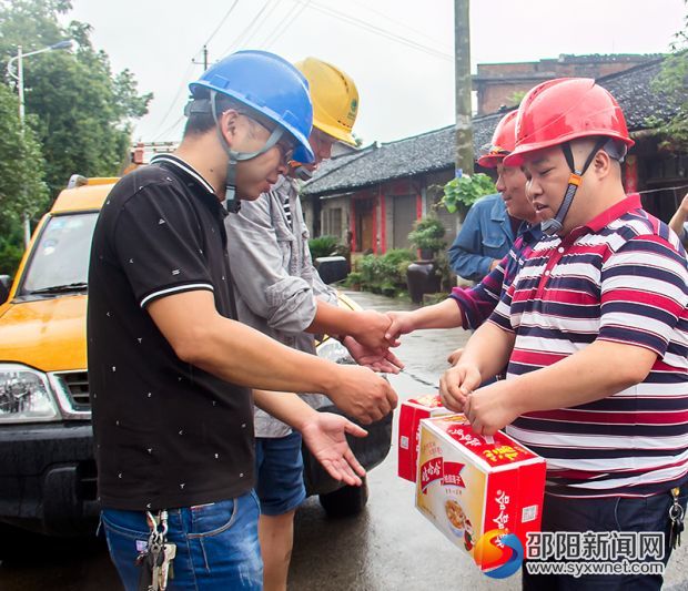 戰(zhàn)地慰問鼓士氣