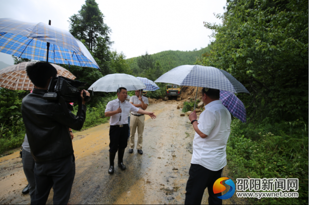 副縣長張曉忠在長安營指導交通搶險