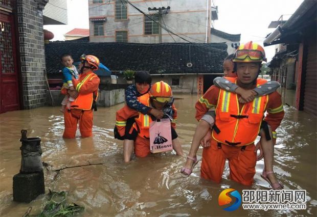 武岡市消防隊(duì)員肩背群眾渡大汛