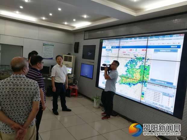 圖為副縣長(zhǎng)唐承威在縣氣象局調(diào)度氣象服務(wù)工作