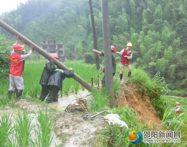 雨中搶修立桿