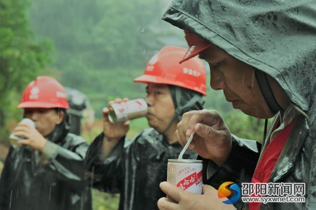 3為了趕進度，搶修人員簡單的吃點東西又投入到搶修中。