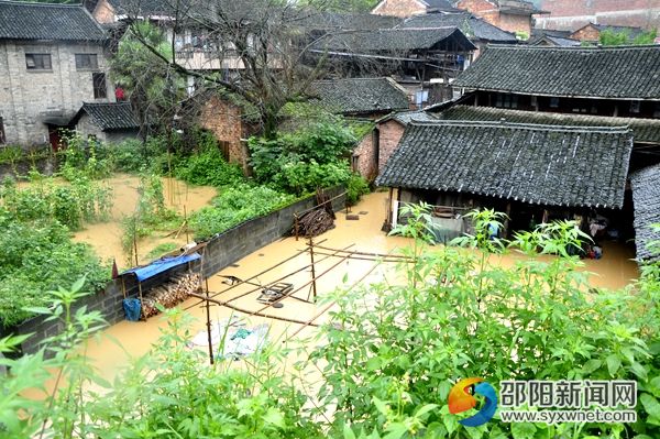 洪水消退后的寨市西河村