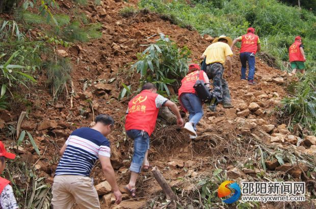 志愿冒險前行勘查災(zāi)情