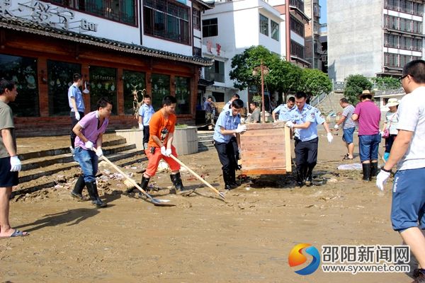 清理巫水河沿岸水淹帶衛(wèi)生