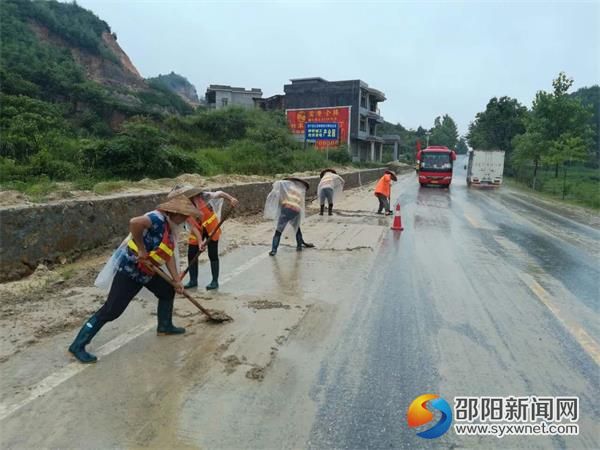 養(yǎng)路工人清鏟路面淤泥