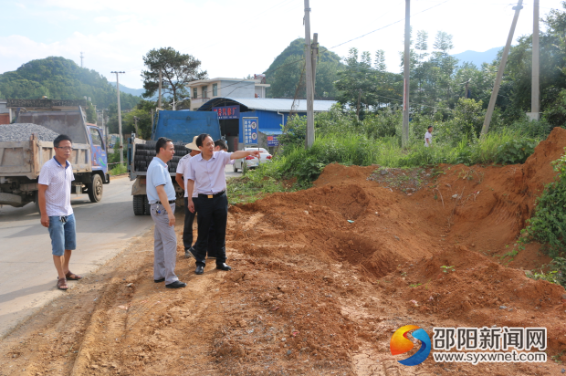 圖為 楊博理實(shí)地察看白云大道雙井路段建設(shè)情況