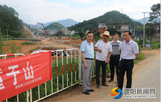 圖為楊博理實地察看白云大道雙井路段建設(shè)情況