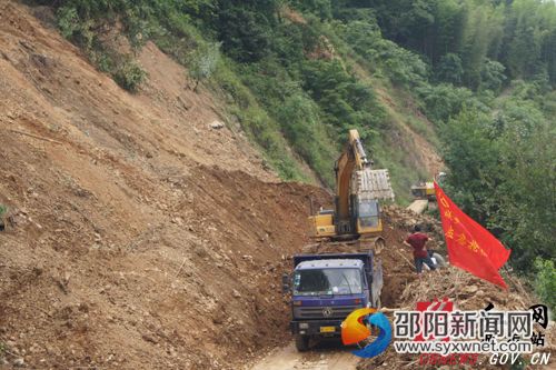 城步公路局奮力搶通公路塌方。楊迪敏攝