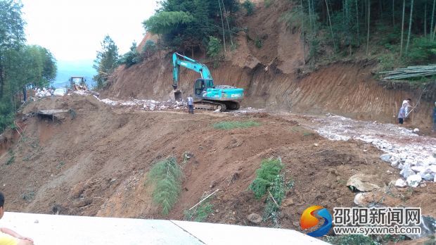 分水10組組長(zhǎng)江源青開動(dòng)自家挖機(jī)、鏟車在搶修道路，疏通塌方物