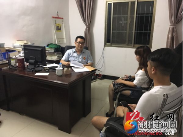 圖為寸石法庭何進軍庭長在做當(dāng)事人的調(diào)解工作