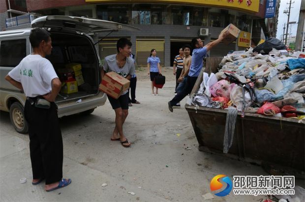 清點(diǎn)受洪水污染食品