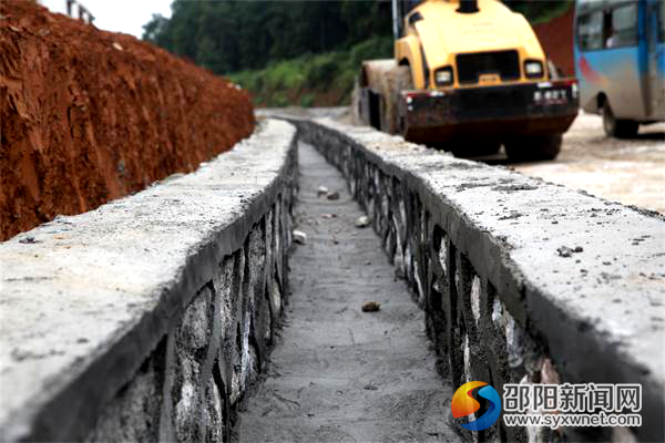 2隆武公路资江村紫河段，公路旁边的排水渠已经砌好