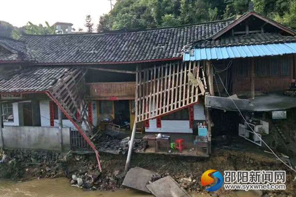 7月6日，洪災(zāi)過后，一片狼藉。