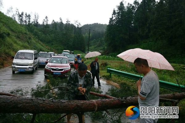 7月1日，馬貴清[中]冒雨進(jìn)行道路搶險。