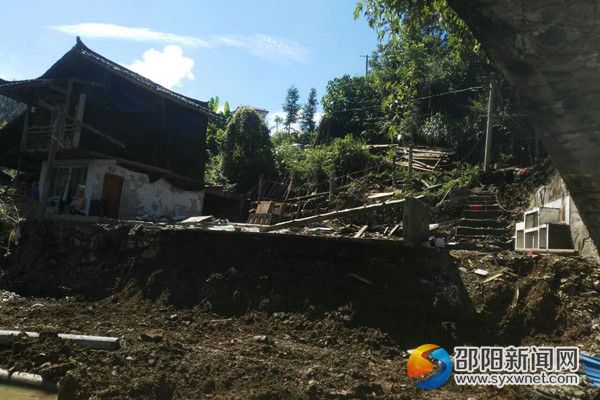 7月25日，村民幫助馬貴清家災(zāi)后重建。