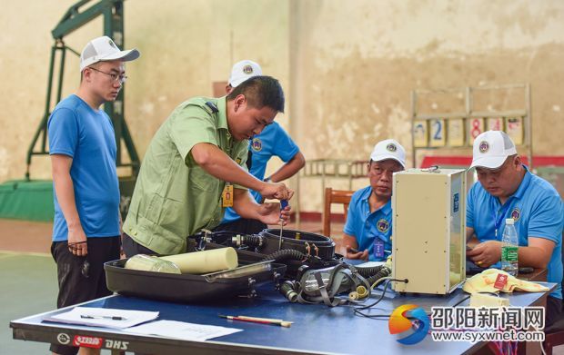 選手正在進行呼吸器操作項目比賽。