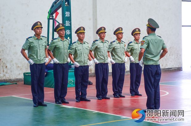 隊員正在進(jìn)行軍事隊列項目比賽。 