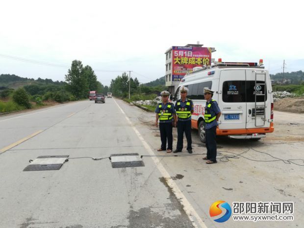 在S220線鄧元泰路段流動執(zhí)法場景