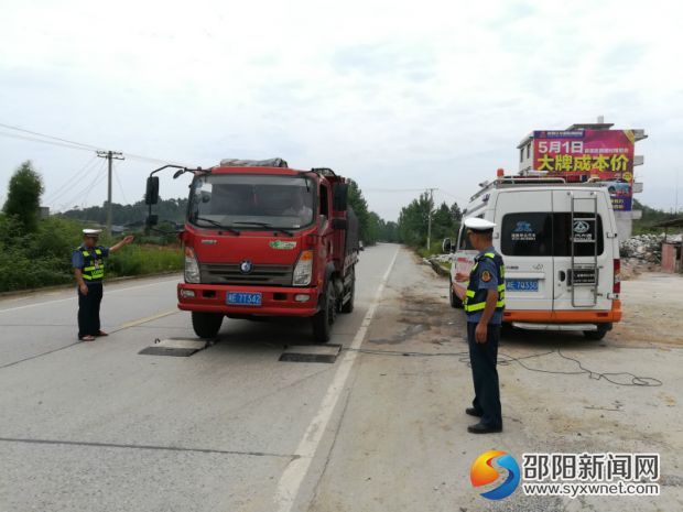 在S220線對(duì)過(guò)往車輛進(jìn)行流動(dòng)檢測(cè)