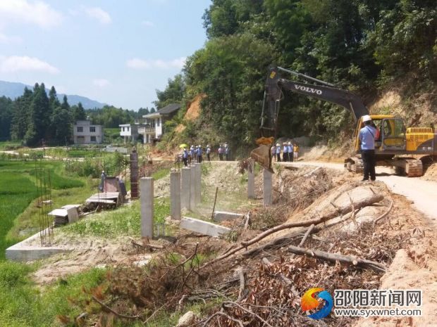 隆回县国土资源执法监察中队在鸭田镇渭溪村执法.