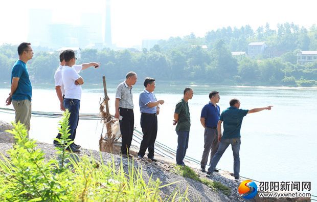 邵陽市人大常委會副主任李斌率第二督查組到北塔區(qū)新灘鎮(zhèn)街道茶元頭村制砂場現(xiàn)場查看整改落實情況。