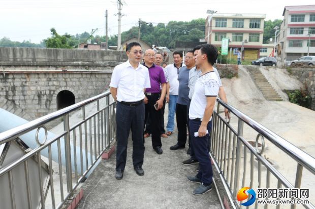 邵陽市人大常委會副主任李斌一行正在邵東縣龍?zhí)讹嬘盟慈∷c。