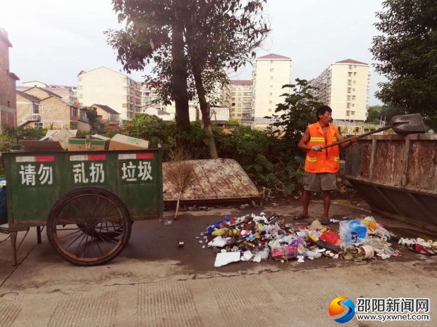 將垃圾鏟進大垃圾箱