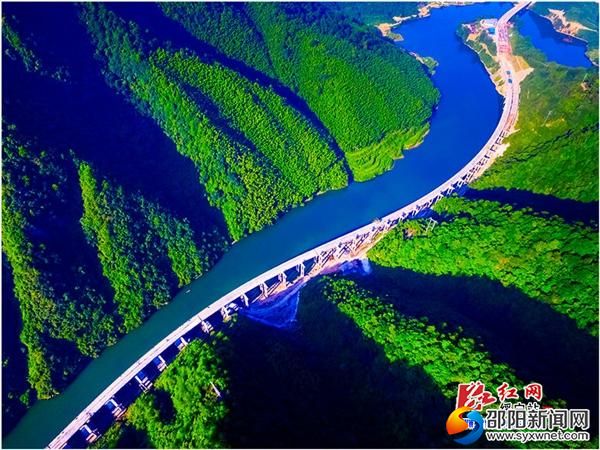武靖高速绥宁段梅口巫水特大桥。（易建明 摄）