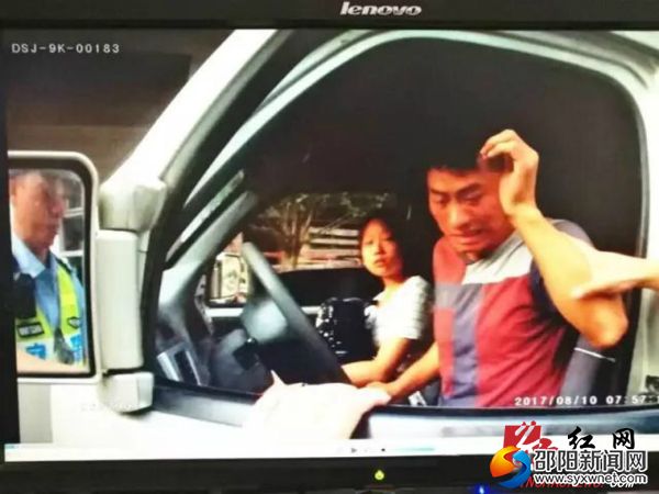 派出所民警立即將違法駕駛員控制住。