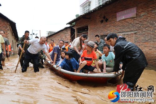 縣委書記羅建南帶領(lǐng)救援人員在緊急轉(zhuǎn)移群眾　　