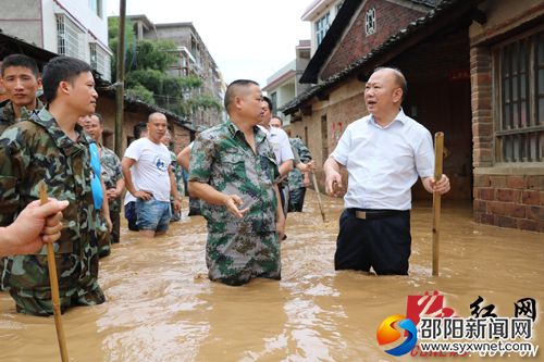 縣委書記羅建南正在緊急部署救援工作