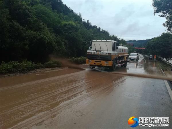 灑水車沖洗路面淤泥