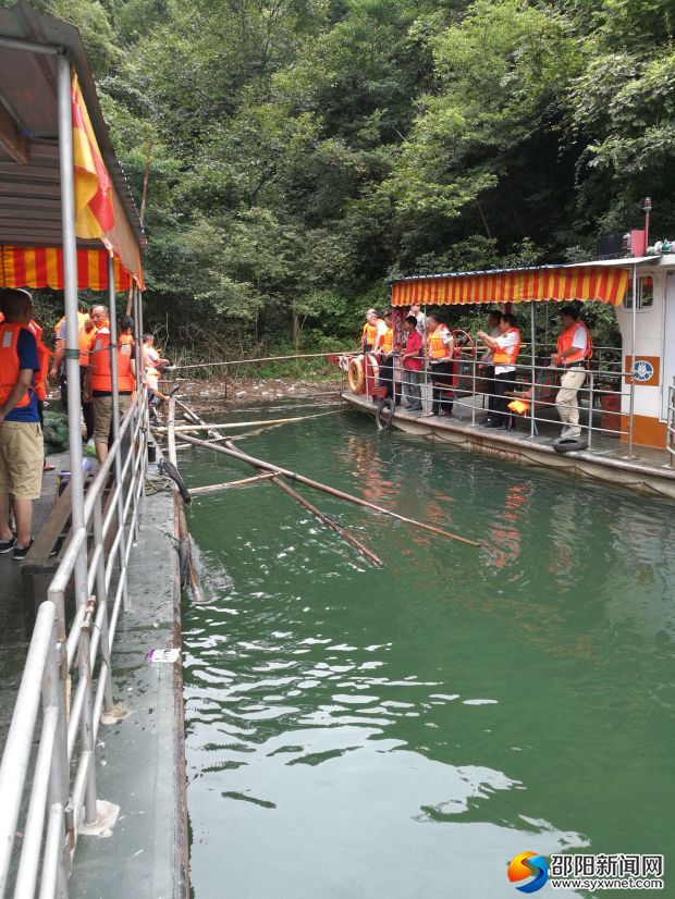 8月15日，城步畜牧局會同海事處、公安、儒林鎮(zhèn)、白云湖濕地公園管理處的工作人員，聯(lián)合清剿白云湖“迷魂陣”。