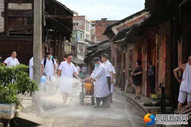 武岡市疾控中心在過水區(qū)域徹底消毒