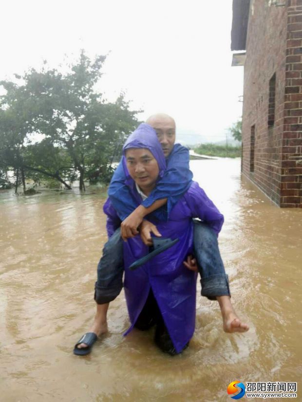 鄧元泰鎮(zhèn)衛(wèi)生院醫(yī)務(wù)人員在浪石村解救受困老人