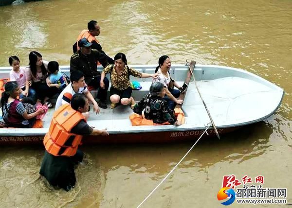 共产党员成为绥宁抗洪抢险的主心骨。(通讯员 摄)