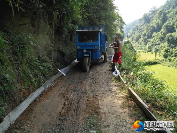 一組道路硬化施工中