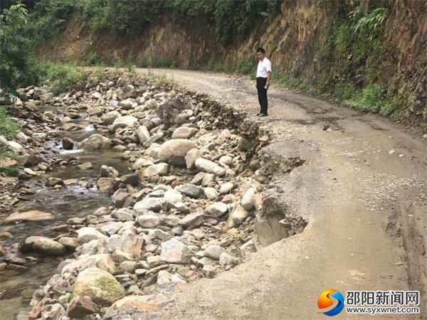 鎮(zhèn)黨委書記視察被沖毀道路