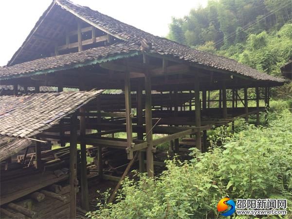 雙龍村災(zāi)后正在重建的房屋