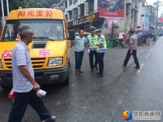 交警查看校車駕駛員相關證件