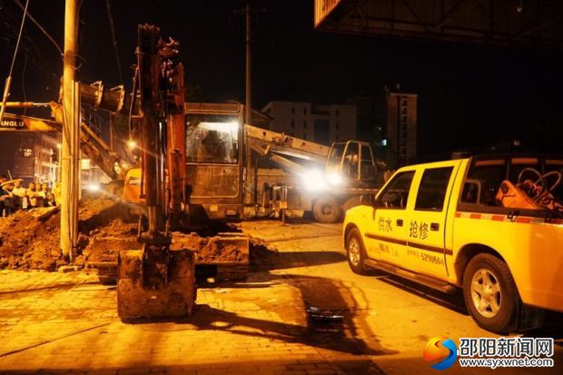 挑燈夜戰(zhàn)雪峰南路供水管道安裝